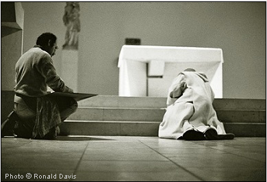 Stanley Roseman drawing a Carthusian monk in prostration on the steps of the high altar. Chartreuse de la Valsainte, Switzerland, winter 1982.  Photo by Ronald Davis.